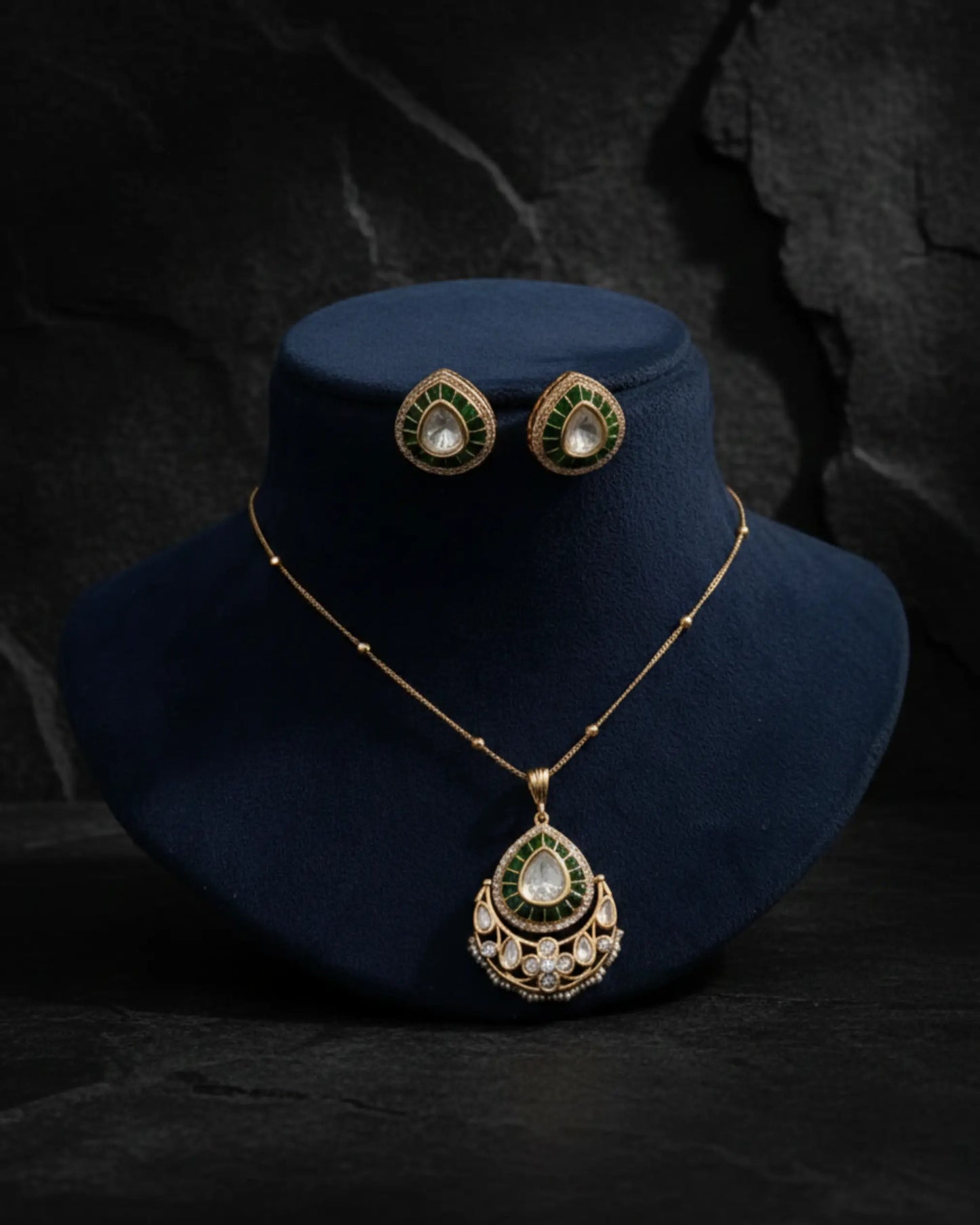 Aarzoo Green Kundan Teardrop Pendant Necklace Set Zestro