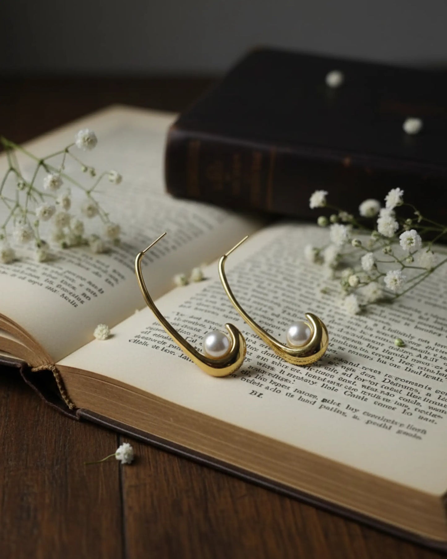 Pearl Tide Curve Earrings Zestro