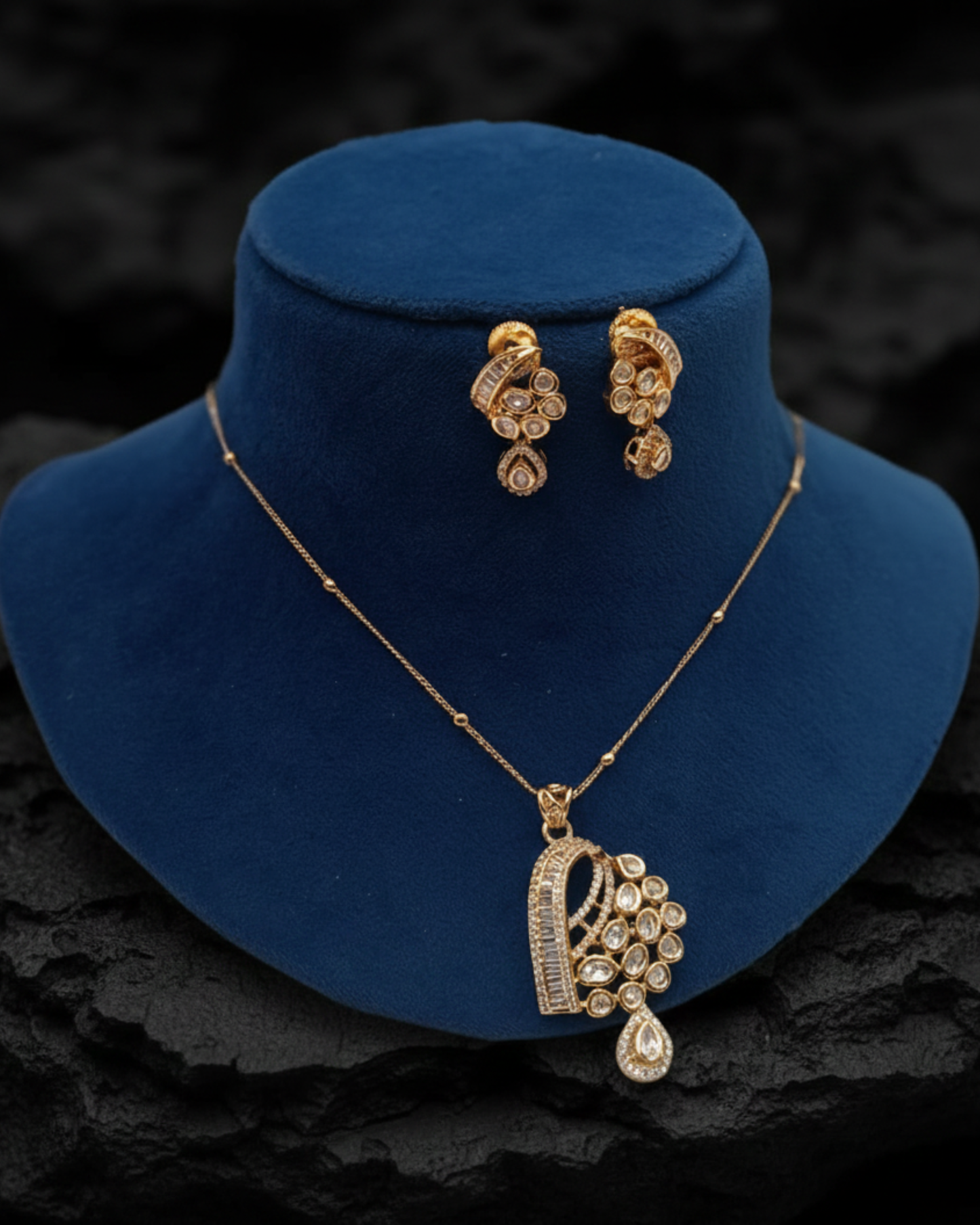 Aarvika Moissanite Kundan Pendant Set