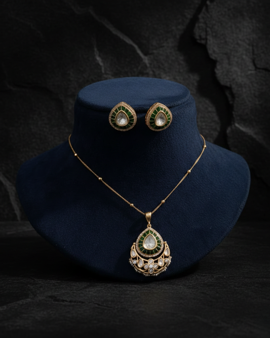 Aarzoo Green Kundan Teardrop Pendant Necklace Set